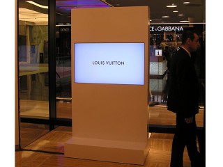 Сте­ла с плаз­менны­ми мо­нито­рами