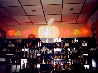 Газосветная реклама в интерьере, одновременно служит освещением для бара