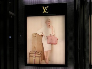 Ус­та­нов­ка инс­тал­ля­ций в вит­ри­ны ма­гази­на Lo­uis Vu­it­ton