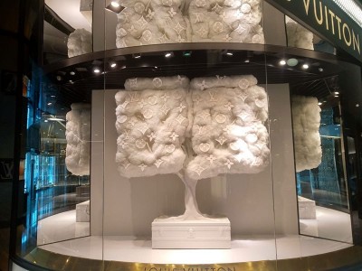 Ус­та­нов­ка инс­тал­ля­ций в вит­ри­ны ма­гази­на Lo­uis Vu­it­ton — oктябрь 2020 г.