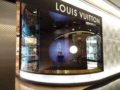 Ус­та­нов­ка инс­тал­ля­ций в вит­ри­ны ма­гази­на Lo­uis Vu­it­ton — cентябрь 2019 г.
