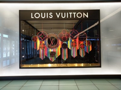 Ус­та­нов­ка инс­тал­ля­ций в вит­ри­ны ма­гази­на Lo­uis Vu­it­ton — май 2019 г.