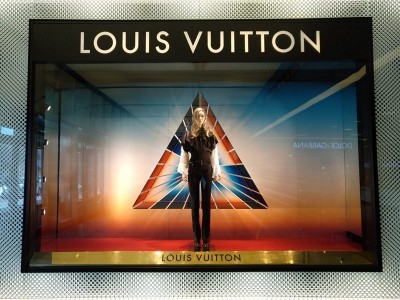 Ус­та­нов­ка инс­тал­ля­ций в вит­ри­ны ма­гази­на Lo­uis Vu­it­ton — март 2019 г.