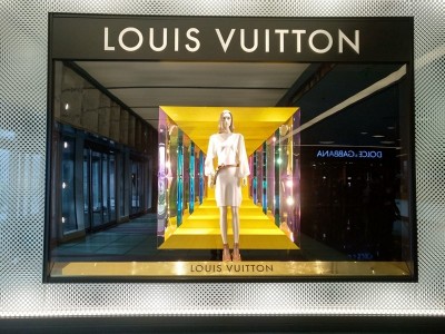 Ус­та­нов­ка инс­тал­ля­ций в вит­ри­ны ма­гази­на Lo­uis Vu­it­ton — январь 2019 г.