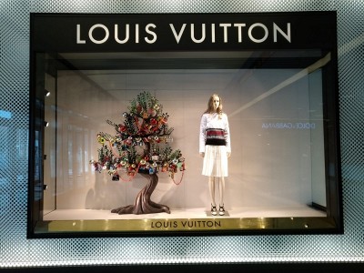 Ус­та­нов­ка инс­тал­ля­ций в вит­ри­ны ма­гази­на Lo­uis Vu­it­ton — ноябрь 2018 г.