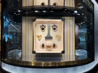 Ус­та­нов­ка инс­тал­ля­ций в вит­ри­ны ма­гази­на Lo­uis Vu­it­ton — март 2025