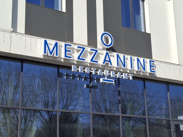 Световой объемный логотип для ресторана MEZZANINE